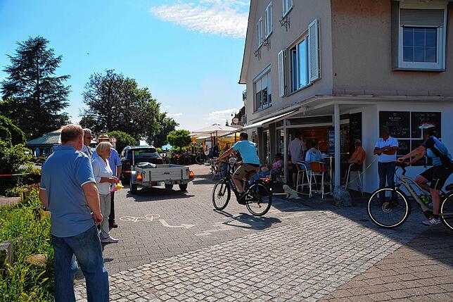 Der Verkehrsknotenpunkt Meersburger-, Kapellen- und Seestraße bietet schon jetzt Konfliktsituationen zwischen Auto-, Rad- und ...