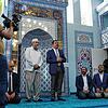 Kazim Türkmen erklärte den Gästen auf Türkisch den Innenraum der Moschee und Yildiray Sahin übersetzte ins Deutsche.