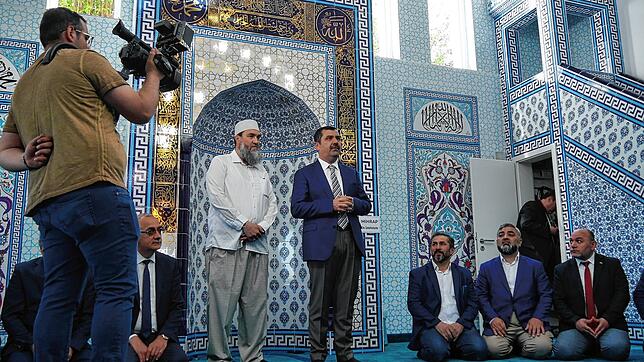Kazim Türkmen erklärte den Gästen auf Türkisch den Innenraum der Moschee und Yildiray Sahin übersetzte ins Deutsche.