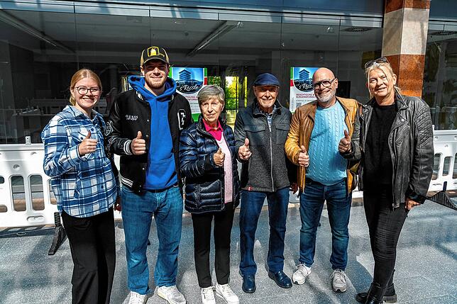 Drei Generationen informieren sich über die Rössle-Planungen: Joachim Spitz (Zweiter von rechts) mit (von rechts) Ehefrau Annette, Vater ...
