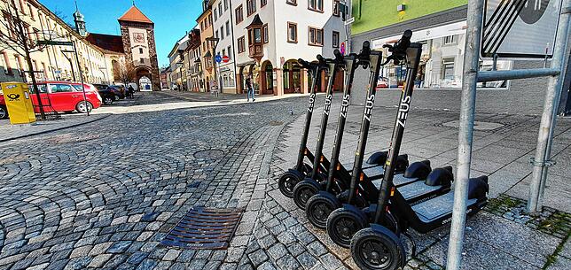 Zeus-Scooter stehen in Villingen in der Innenstadt zum Ausleihen bereit. Auch in Konstanz bietet der Scooter-Verleih seine Dienste an. ...