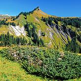 Der Hohe Freschen (links hinten) und die Hohe Matona (Bildmitte) sind überaus lohnende Wanderziele in Vorarlberg. Los geht die Tour in ...