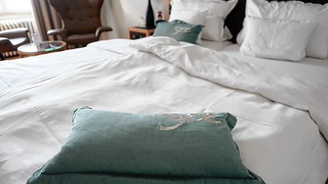 Wenn Gäste zukünftig eine Nacht in einem Konstanzer Beherbergungsbetrieb (hier ein Bett im Steigenberger) verbringen wollen, könnte bald ...