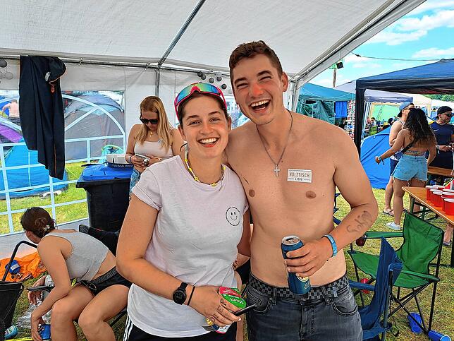 Trotz langer Nacht sind Sabrina Kottmann und Niklas Rudolf am Vormittag bestens gelaunt und fit für den Festivalsamstag.