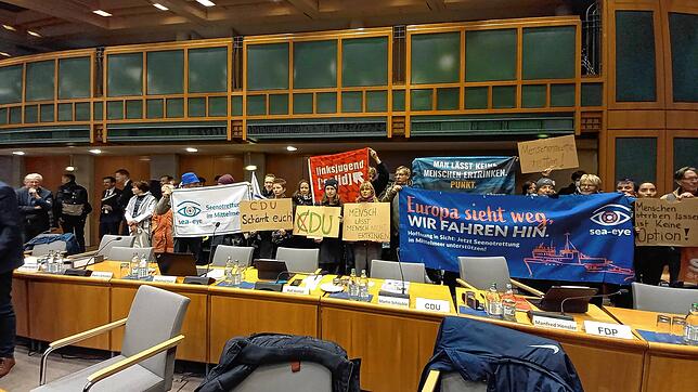 Etwa 30 Protestierende verschiedener Organisationen wenden sich gegen den Antrag der CDU. Die Fraktion wollte die Seenotrettung nur ...