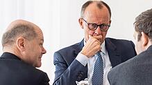 Friedrich Merz (m.) ist beim Bürgergeld anderer Meinung wie Olaf Scholz (l.) und Lars Klingbeil.