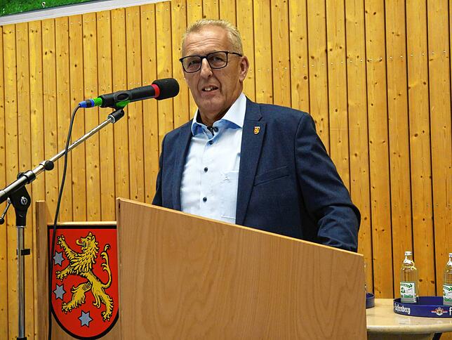 Manfred Ossola ist seit acht Jahren Bürgermeister und war schon lange zuvor für die Stadt Aach engagiert.
