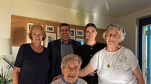 Hedwig Strittmatter (vorn) feierte ihren 90.¦Geburtstag in Nöggenschwiel. Viele Gäste besuchten die Jubilarin, hier auf dem Bild Helga ...
