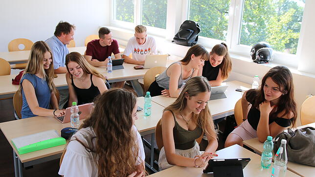 Schüler der zwölften Klasse des Wirtschaftsgymnasiums an ihren Tablets: Hinten (v. li.) Gunnar Horn (stellvertretender Schulleiter), ...