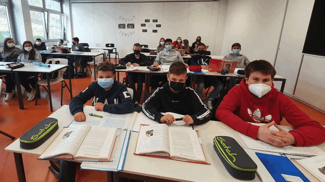 Die Klasse R 7 c der Hans-Thoma-Schule Laufenburg, einmal mit Masken und so wie sie seit Montag im Klassenzimmer sitzen. Nicht alle ...