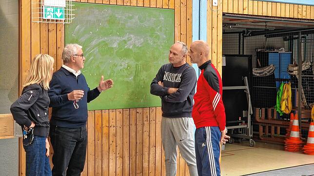 Am Berufsschulzentrum in Friedrichshafen wird derzeit viel diskutiert. Hier im Bild: Sabine Harsch von der Hugo-Eckener-Schule (von ...