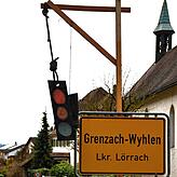 Eine Ampel am Galgen, hier in Grenzach-Wyhlen.