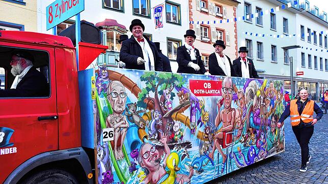 Wagenbegleiter sind Mangelware: Auch die Katzenmusik, hier ein Bild vom Fasnet-Mentig 2023, ist noch auf der Suche.