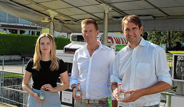 Lara Wahr (Energielieferant Wahr), Tankstellen-Betreiber André Busse und der CDU-Bundestagsabgeordnete Andreas Jung (rechts) freuen sich ...