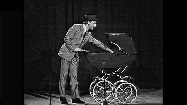 Emil Steinberger in seinem berühmten Kinderwagensketch. Die Figur des Emil spielte er bis 1987.