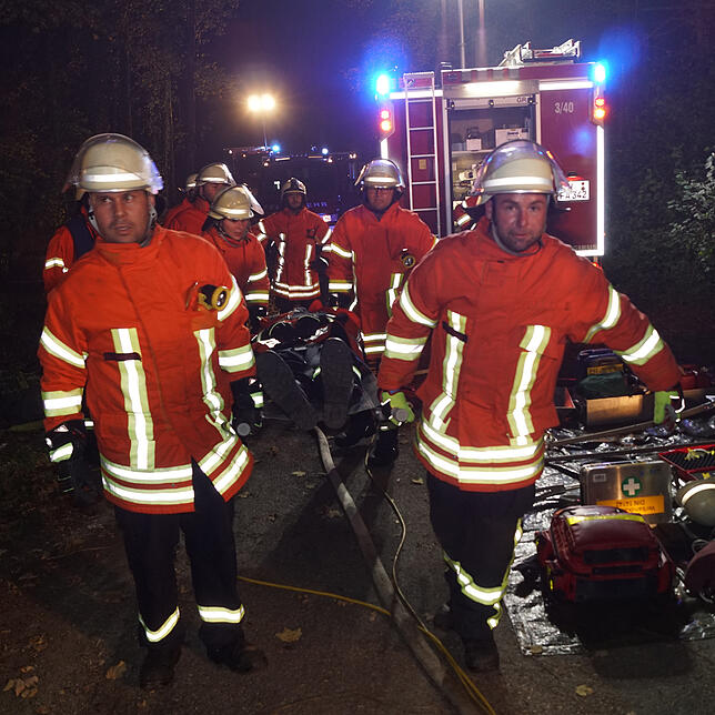 Bild 7: Was tun, wenn’s kracht? Das übt die Allensbacher Feuerwehr mit diesem aufwändig inszenierten Unfallszenario