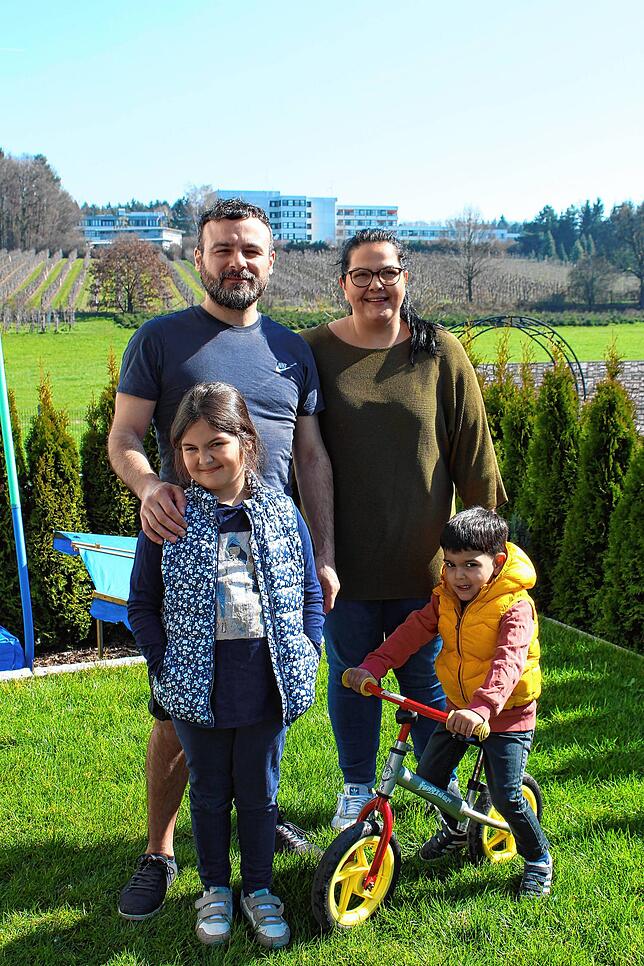 Arbeiten erstmal Gegenschichten: Suat und Özlem Kara (v.l.) mit ihren beiden Kindern Rüya und Can.