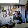 Moritz Högemann (links) und Leo Rüland beginnen ihr Video gegen OB Uli Burchardt in einem Zimmer. Später besuchen Sie verschiedene Orte, ...