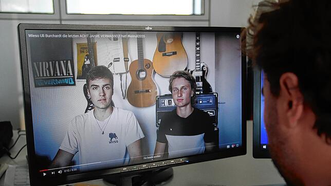 Moritz Högemann (links) und Leo Rüland beginnen ihr Video gegen OB Uli Burchardt in einem Zimmer. Später besuchen Sie verschiedene Orte, ...