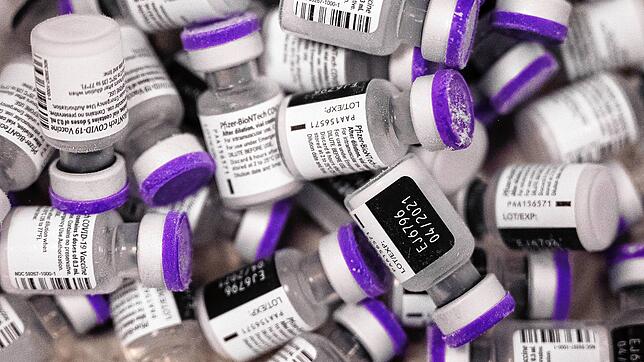 Die ersten für das Impfzentrum des Klinikums Stuttgart bestimmten Dosen des Covid-19 Impfstoffes von Biontech/Pfizer liegen in einer ...