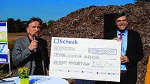 Den ersten Förderbescheid in Höhe von sechs Millionen Euro für das neue Zentralkrankenhaus des Landkreis Waldshut übergab ...