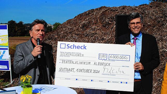 Den ersten Förderbescheid in Höhe von sechs Millionen Euro für das neue Zentralkrankenhaus des Landkreis Waldshut übergab ...