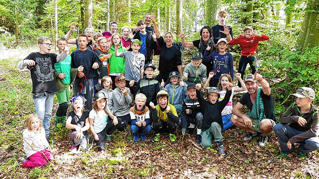 Tolle Stimmung: Die Kinder freuen sich auf das Indianerspiel im Wald. Es zählt zu den Höhepunkten der TSV-Zeltlager. Bild: Gerd Feuerstein