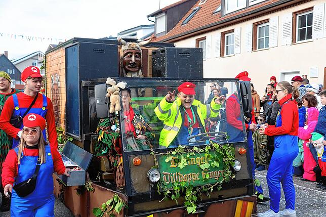 Bild 20: So bunt war der große Umzug beim Seenarrentreffen in Allensbach 2024 &ndash; Teil 1