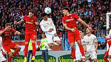 Freiburgs Lukas Kübler (2.v.l.), der Mainzer Nadiem Amiri (3.vl.) und Freiburgs Maximilian Eggestein (4.vl.) im Kopfball-Dreikampf vor ...