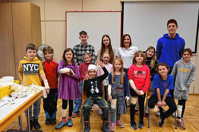 Die Jugend-Rotkreuz-Gruppe beim DRK Ortsverein Lauchringen. Vordere Reihe, von links: Max Dieterle (9, sitzend), Mathilda Boll (7), Lynn ...