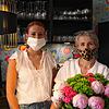 Larissa (24) und Sandra Feiner (52) hinter der Ladentheke in ihrem Café Marktgeflüster.