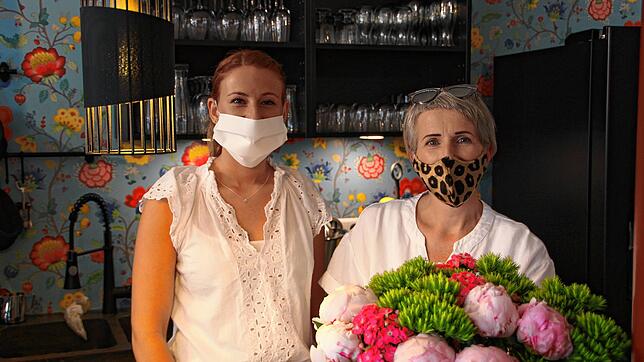Larissa (24) und Sandra Feiner (52) hinter der Ladentheke in ihrem Café Marktgeflüster.
