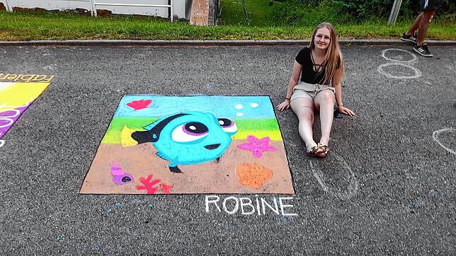 Mit großen Augen: Robine (22) verewigte sich mit einem Fisch auf der Straße und beim Online-Street-Art-Festival.