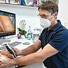 Der Radolfzeller Dermatologe Andras Rozsondai bei der Untersuchung eines Unterarmes auf Hautkrebs. Derartige Diagnosen häufen sich in ...