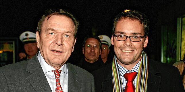 2005 lassen sich Genossen (hier der frühere Bundestagsabgeordnete des Wahlkreises Konstanz, Peter Friedrich) noch gern mit Gerhard ...