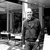So kannten ihn die Singener: Der bekannte Buchhändler Christoph Greuter vor seiner Hauptstelle in der Hegaustraße. Am Freitag, 17. Juni, ...