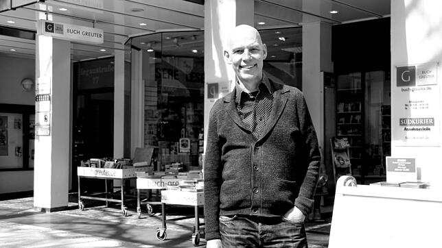 So kannten ihn die Singener: Der bekannte Buchhändler Christoph Greuter vor seiner Hauptstelle in der Hegaustraße. Am Freitag, 17. Juni, ...
