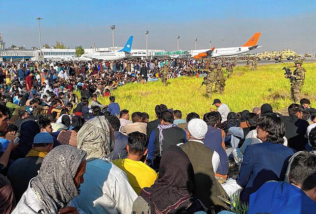 Zahlreiche Menschen hofften 2021 am Kabuler Flughafen darauf, dass ein Flugzeug sie mitnahm. Teilweise kam es zu chaotischen Szenen.