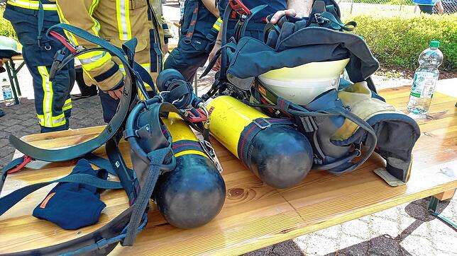 Bis zu 30 Kilogramm wiegen Montur und Ausrüstung eines Atemschutzträgers.