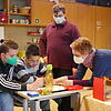 Haben trotz Corona Spaß beim gemeinsamen Lernen an der Haldenwang-Schule (von links): Felix Baumgartner (FSJ), Alexander, Simon und ...