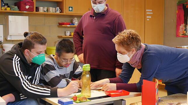 Haben trotz Corona Spaß beim gemeinsamen Lernen an der Haldenwang-Schule (von links): Felix Baumgartner (FSJ), Alexander, Simon und ...