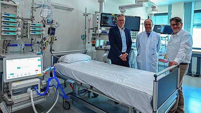 Klinik-Geschäftsführer Matthias Geiser (von links), Ärztlicher Direktor Matthias Henschen und Leitender Pflegedirektor Arne Holthuis an ...