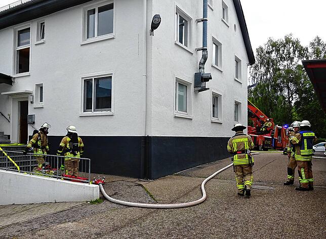 Das Feuer im Aufzugsschacht kann schnell gelöscht werden.