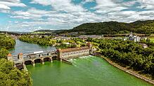 Wegen Trockenheit meldet das Unternehmen Naturenergie aktuell weniger Stromproduktion. Das Kraftwerk Laufenburg ist eines der großen ...