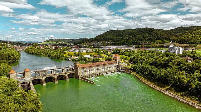 Wegen Trockenheit meldet das Unternehmen Naturenergie aktuell weniger Stromproduktion. Das Kraftwerk Laufenburg ist eines der großen ...