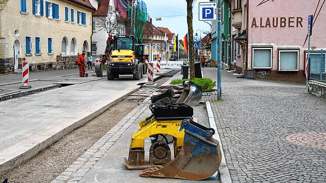 So sieht die Villinger Straße am 27. März aus: Sauber ausgefräst ist der Straßenbelag auf beiden Straßenseiten.