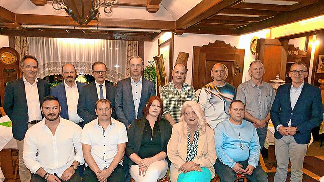 Ehrungen bei der Firma Koepfer mit dem Firmenleiter und Ehrengästen (vorne, von links): Metin Taskir, Jens Fesenmaier, Daniela Bailer, ...