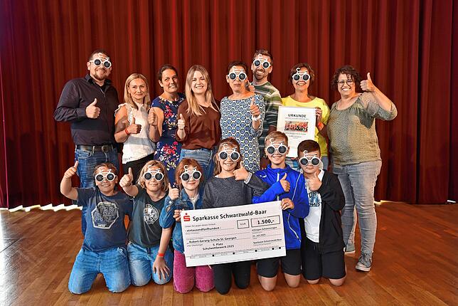 Die Fahrrad-Sonnenbrillen verraten: Mit 1500 Euro verbessert die Robert-Gerwig-Schule St. Georgen ihre Verkehrsschule.