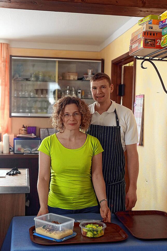 Martina Wengle-Reußner und Steffen Reußner haben ein Abholangebot für ihre Gäste zusammengestellt und freuen sich über den regen ...