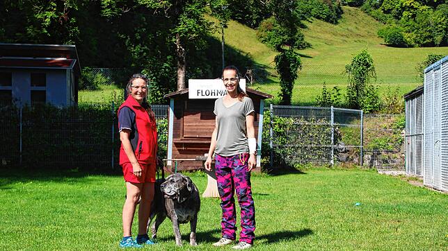 Tierheimleiterin Anja Fuchs mit Hündin Eva und Tierpflegerin Melanie Heisig.